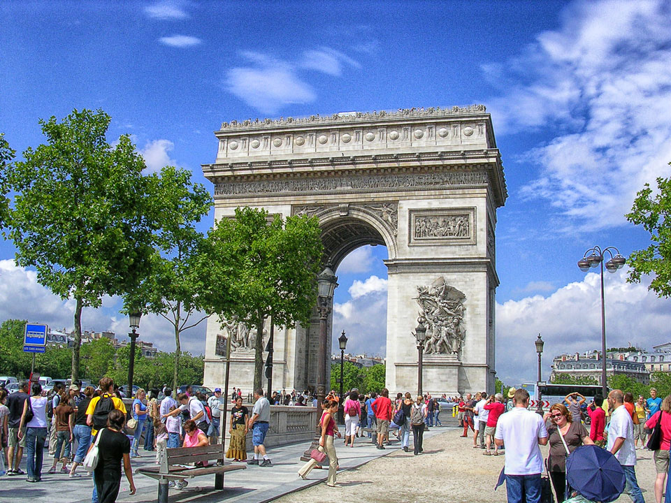 Arc_de_Triomphe_from_Avenue_des_Champs_Elysees_with_trees-1.jpg